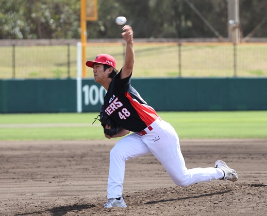 KIA 타이거즈 투수 이의리는 6일 일본 오키나와 킨 구장에서 열린 LG 트윈스와의 연습경기에 선발 등판해 3이닝 무피안타 2볼넷 4탈삼진 무실점을 기록했다. KIA는 지난 1일 같은 구장에서 열린 한화 이글스와의 연습경기 등판에서 ⅓이닝 1피안타 3볼넷 2실점으로 부진했다. 특히 마운드에 오르자마자 3타자 연속 볼넷을 내주며 실망스러운 모습을 남겼다. 이의리는 등판 뒤 '지난 경기에서는 볼을 던질 때도 공이 빠지거나, 긁히지 않는 느낌이 없어서 답답했다. 제 공을 던지지 못한 것에 대해 분함이 있었다. 이번 경기에서는 뭔가를 하려고 하기보단 편하게 던지려고 했다. 지난 경기에서 느낀 심리적인 부분을 보완하니까 좋은 결과가 나온 것 같다'며 앞선 경기와의 차이점을 설명했다. KIA 타이거즈