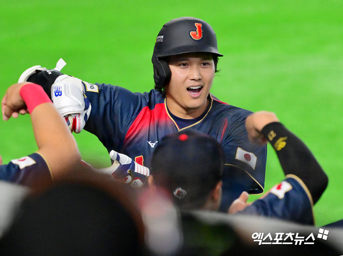 6일 오후 일본 도쿄돔에서 열린 2026 월드베이스볼클래식(WBC) C조 대만과 일본의 경기, 2회초 1사 만루 일본 오타니가 만루 홈런을 날린 후 기뻐하고 있다. 도쿄, 김한준 기자