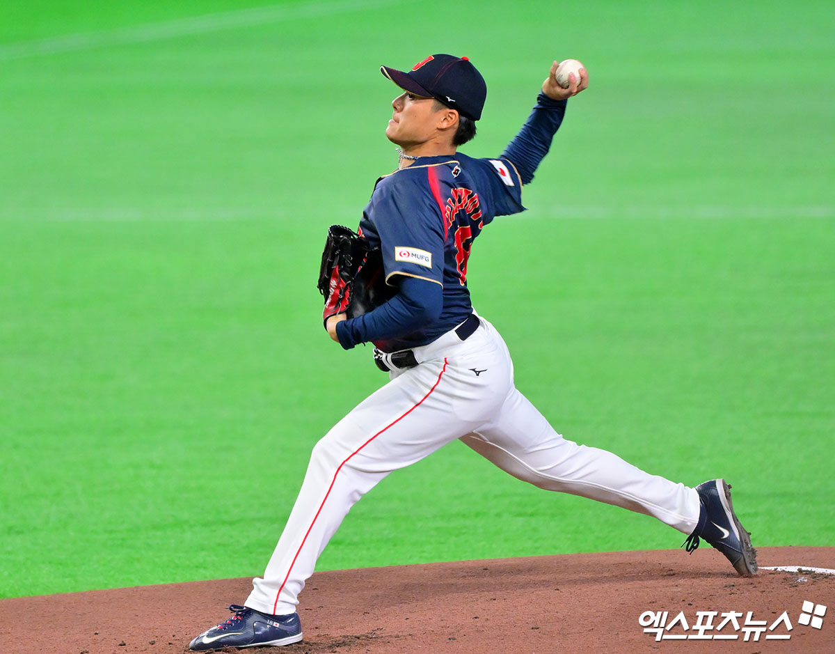 6일 오후 일본 도쿄돔에서 열린 2026 월드베이스볼클래식(WBC) C조 대만과 일본의 경기, 1회말 일본 선발투수 야마모토가 공을 힘차게 던지고 있다. 도쿄, 김한준 기자