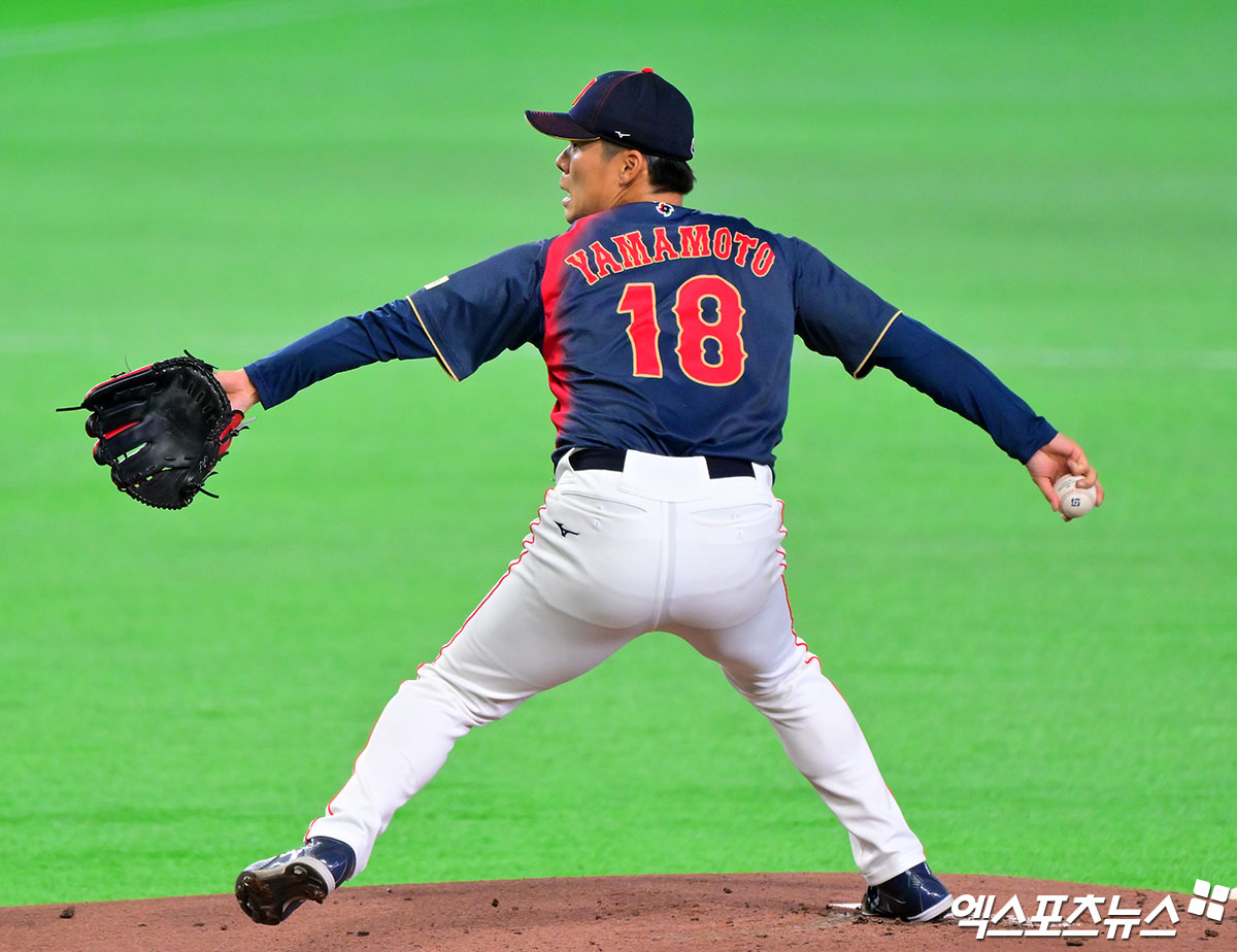 2026 월드베이스볼클래식(WBC) 일본 야구대표팀 투수 야마모토 요시노부가 3이닝을 못 채우고 마운드에서 내려왔다. 1회부터 최고 구속 158km/h를 찍으면서 좋은 투구 컨디션을 보였지만, 막판 피치클락 위반으로 볼넷이 연달아 나오면서 만루 위기를 자초한 점은 아쉬웠다. 야마모토는 6일 일본 도쿄돔에서 열린 2026 WBC C조 대만전에 선발 등판해 2⅔이닝 무피안타 2탈삼진 3볼넷 무실점을 기록했다. 일본은 2회초 오타니 쇼헤이의 만루홈런 등으로 10점을 뽑아낸 뒤 3최호 3점을 추가했다. 4회말 현재 13-0으로 크게 앞서 있다. 도쿄, 김한준 기자