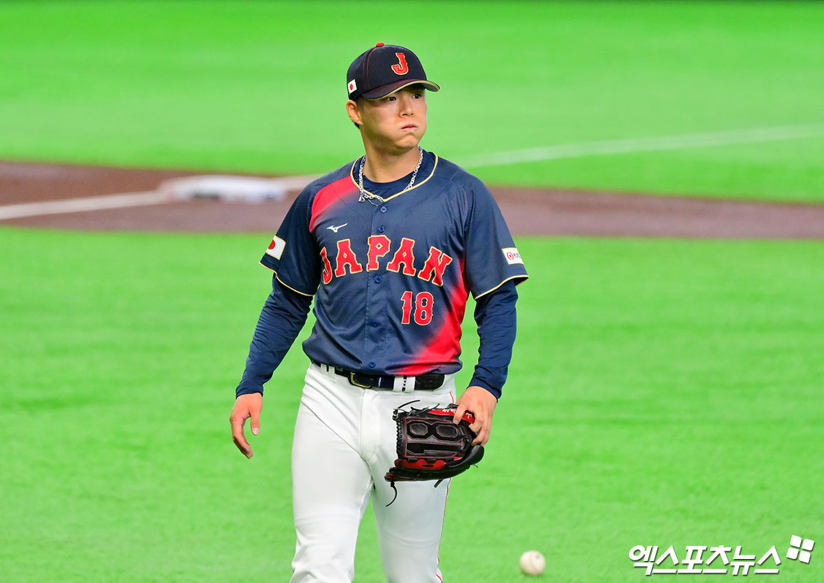 2026 월드베이스볼클래식(WBC) 일본 야구대표팀 투수 야마모토 요시노부가 3이닝을 못 채우고 마운드에서 내려왔다. 1회부터 최고 구속 158km/h를 찍으면서 좋은 투구 컨디션을 보였지만, 막판 피치클락 위반으로 볼넷이 연달아 나오면서 만루 위기를 자초한 점은 아쉬웠다. 야마모토는 6일 일본 도쿄돔에서 열린 2026 WBC C조 대만전에 선발 등판해 2⅔이닝 무피안타 2탈삼진 3볼넷 무실점을 기록했다. 일본은 2회초 오타니 쇼헤이의 만루홈런 등으로 10점을 뽑아낸 뒤 3최호 3점을 추가했다. 4회말 현재 13-0으로 크게 앞서 있다. 도쿄, 김한준 기자
