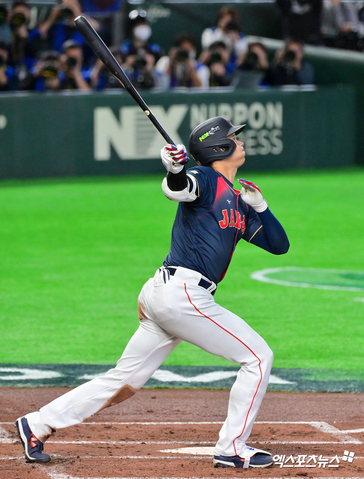 2026 월드베이스볼클래식(WBC) 일본 야구대표팀이 초호화 메이저리거 군단을 앞세운 막강한 공격력으로 대만 야구대표팀를 7회 콜드게임 승리로 꺾었다. 운명의 한일전을 앞둔 한국 야구대표팀 마운드에도 큰 압박을 줄 만한 일본 초호화 타선의 화력이었다. 일본은 6일 일본 도쿄돔에서 2026 WBC C조 첫 경기 대만전을 치러 13-0으로 승리했다. 대만은 전날 호주전에 이어 16이닝 연속 무득점 아래 굴욕패를 당했다. 간판스타 오타니 쇼헤이는 2회 선제 만루포를 터트리는 등 4타수 3안타 5타점 1홈런으로 맹활약했다. 일본은 한국과 7일 오후 7시 격돌한다. 도쿄. 김한준 기자