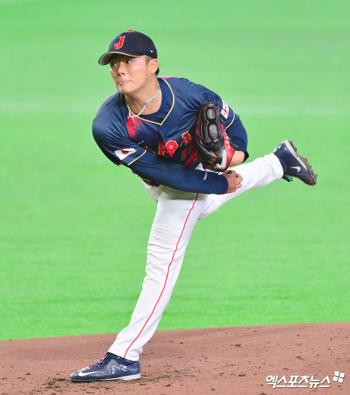 2026 월드베이스볼클래식(WBC) 일본 야구대표팀이 초호화 메이저리거 군단을 앞세운 막강한 공격력으로 대만 야구대표팀를 7회 콜드게임 승리로 꺾었다. 운명의 한일전을 앞둔 한국 야구대표팀 마운드에도 큰 압박을 줄 만한 일본 초호화 타선의 화력이었다. 일본은 6일 일본 도쿄돔에서 2026 WBC C조 첫 경기 대만전을 치러 13-0으로 승리했다. 대만은 전날 호주전에 이어 16이닝 연속 무득점 아래 굴욕패를 당했다. 간판스타 오타니 쇼헤이는 2회 선제 만루포를 터트리는 등 4타수 3안타 5타점 1홈런으로 맹활약했다. 일본은 한국과 7일 오후 7시 격돌한다. 도쿄. 김한준 기자