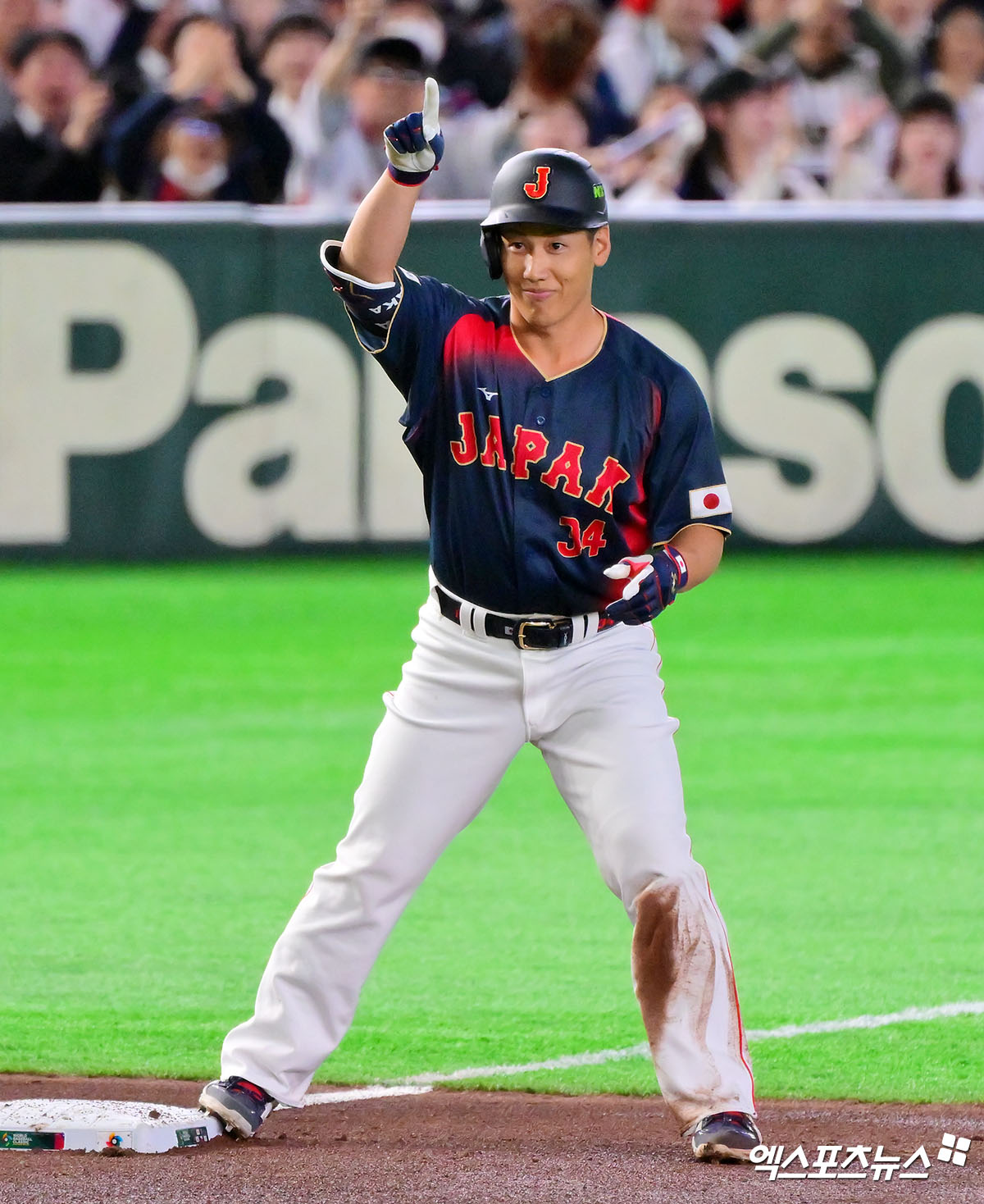 2026 월드베이스볼클래식(WBC) 일본 야구대표팀이 초호화 메이저리거 군단을 앞세운 막강한 공격력으로 대만 야구대표팀를 7회 콜드게임 승리로 꺾었다. 운명의 한일전을 앞둔 한국 야구대표팀 마운드에도 큰 압박을 줄 만한 일본 초호화 타선의 화력이었다. 일본은 6일 일본 도쿄돔에서 2026 WBC C조 첫 경기 대만전을 치러 13-0으로 승리했다. 대만은 전날 호주전에 이어 16이닝 연속 무득점 아래 굴욕패를 당했다. 간판스타 오타니 쇼헤이는 2회 선제 만루포를 터트리는 등 4타수 3안타 5타점 1홈런으로 맹활약했다. 일본은 한국과 7일 오후 7시 격돌한다. 도쿄. 김한준 기자