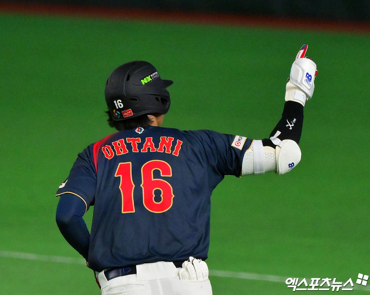 6일 오후 일본 도쿄돔에서 열린 2026 월드베이스볼클래식(WBC) C조 대만과 일본의 경기, 2회초 1사 만루 일본 오타니가 만루 홈런을 날린 후 기뻐하고 있다. 도쿄, 김한준 기자