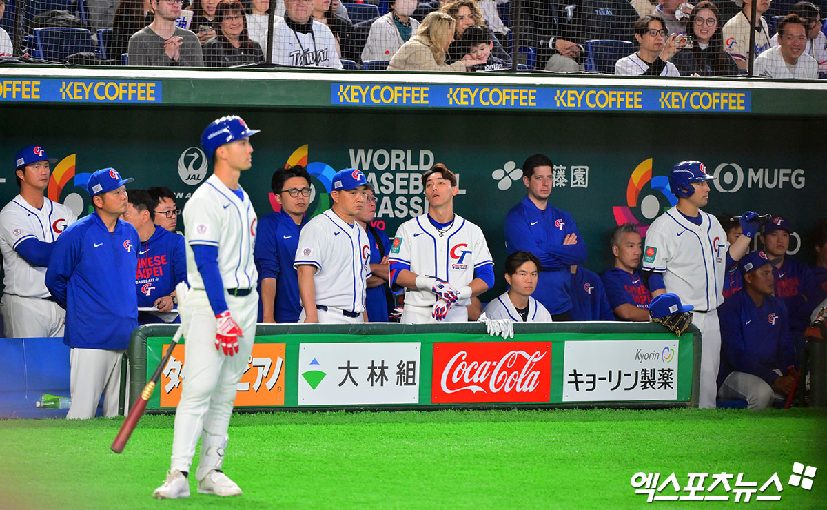 6일 오후 일본 도쿄돔에서 열린 2026 월드베이스볼클래식(WBC) C조 대만과 일본의 경기, 7회말 대만 선수단이 더그아웃에서 경기를 지켜보고 있다. 도쿄, 김한준 기자
