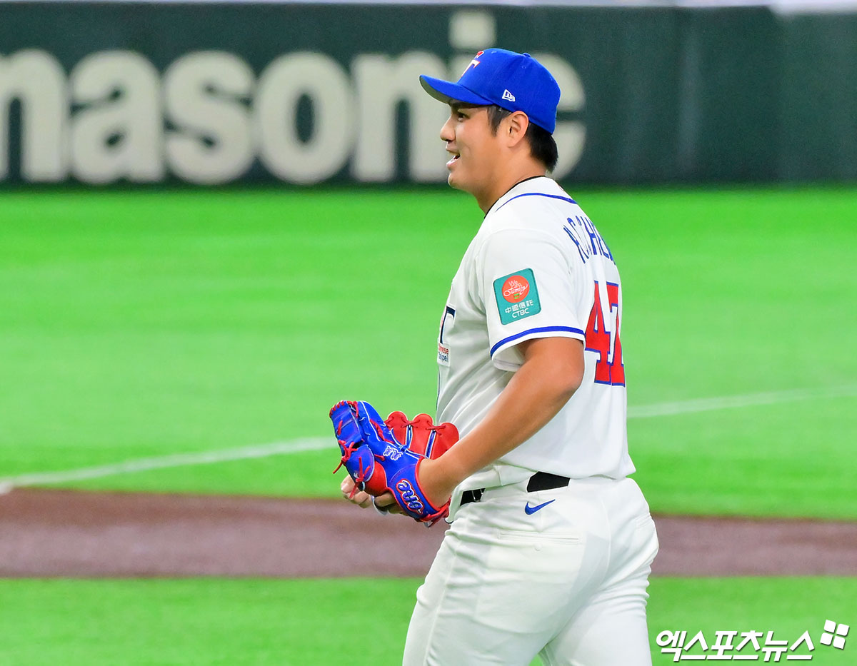 6일 오후 일본 도쿄돔에서 열린 2026 월드베이스볼클래식(WBC) C조 대만과 일본의 경기, 1회초 수비를 마친 대만 정하오춘이 기뻐하고 있다. 도쿄, 김한준 기자