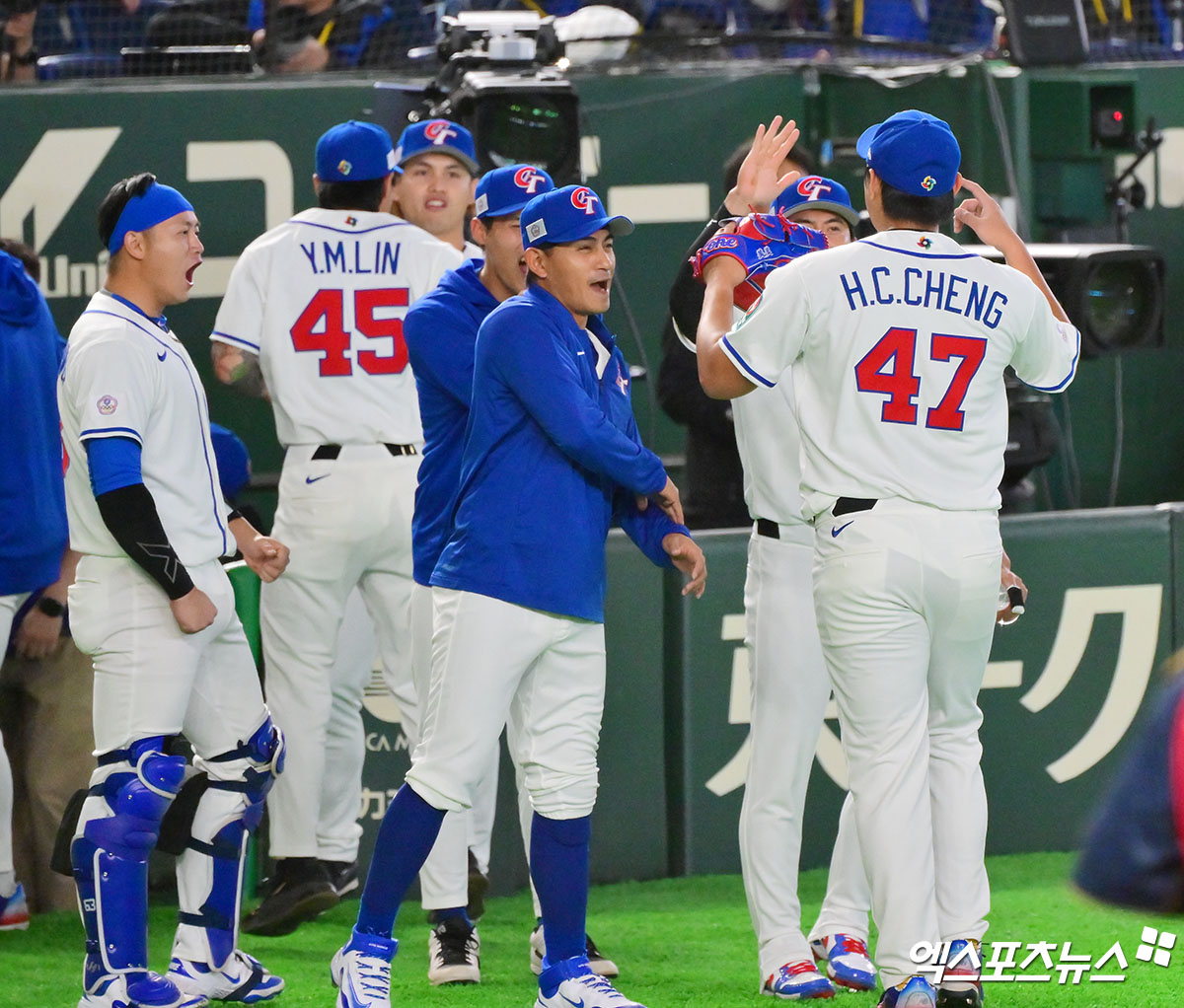 6일 오후 일본 도쿄돔에서 열린 2026 월드베이스볼클래식(WBC) C조 대만과 일본의 경기, 1회초 수비를 마친 대만 정하오춘이 기뻐하고 있다. 도쿄, 김한준 기자