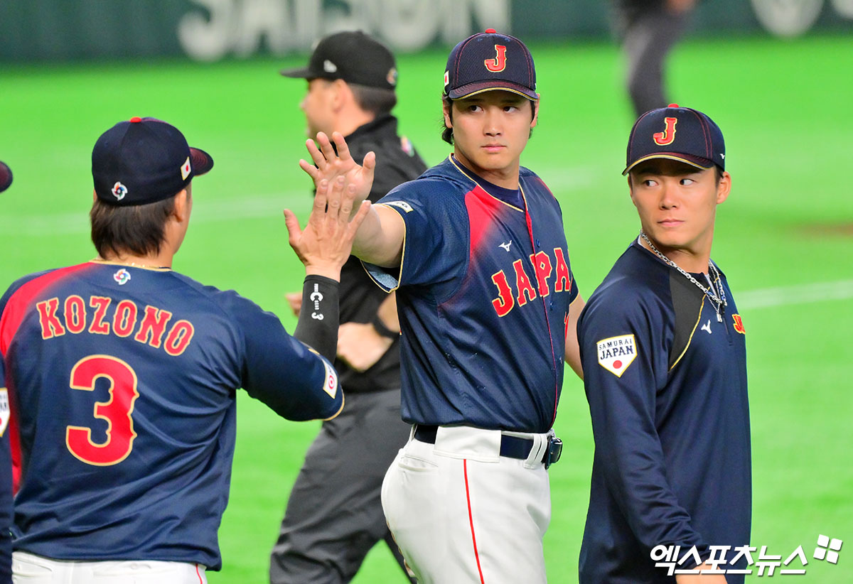 6일 오후 일본 도쿄돔에서 열린 2026 월드베이스볼클래식(WBC) C조 대만과 일본의 경기, 일본이 오타니의 만루 홈런에 힘입어 대만에 13:0 콜드게임 승리를 거뒀다.  이날 경기에서 승리한 일본 선수들이 기뻐하고 있다. 도쿄, 김한준 기자