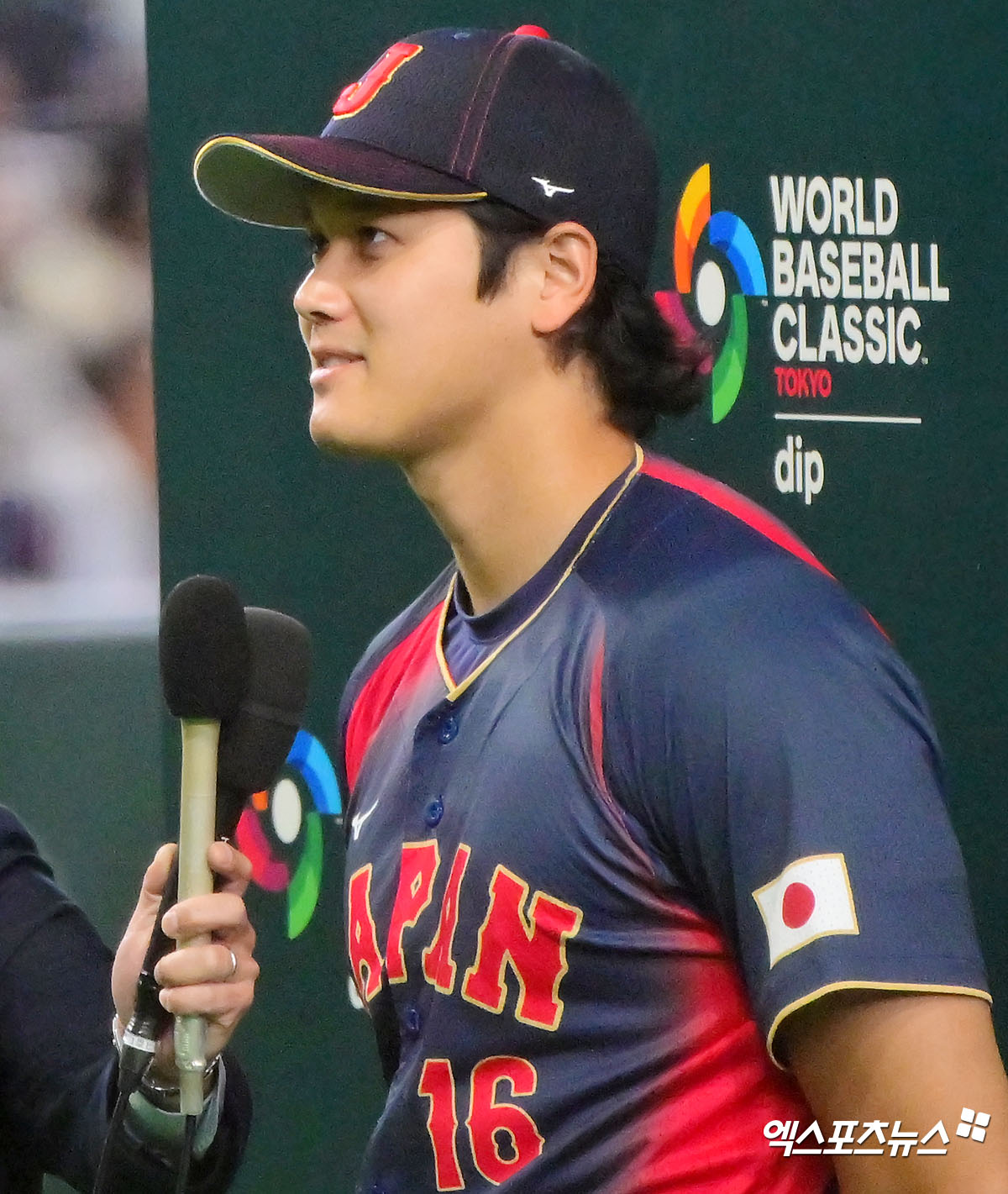 6일 오후 일본 도쿄돔에서 열린 2026 월드베이스볼클래식(WBC) C조 대만과 일본의 경기, 일본이 오타니의 만루 홈런에 힘입어 대만에 13:0 콜드게임 승리를 거뒀다.  이날 경기에서 승리한 일본 오타니와 인터뷰를 하고 있다. 도쿄, 김한준 기자