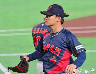 웜업 나서는 일본 야마모토[포토]