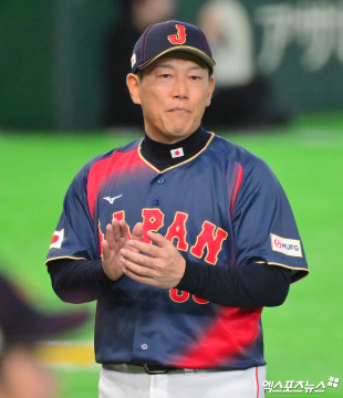 박수치는 일본 이바타 감독[포토]