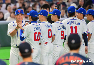 도열하는 정하오쥐 감독[포토]