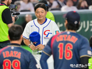 정하오쥐 감독 ‘일본팀 향해 인사’[포토]