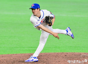 역투하는 장준웨이[포토]