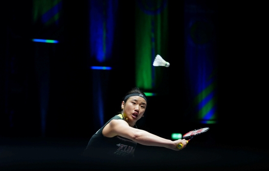 안세영은 7일(한국시간) 영국 버밍엄에 있는 유틸리타 아레나에서 열린 세계배드민턴연맹(BWF) 월드투어 전영 오픈(슈퍼 1000) 여자 단식 준결승에 진출했다.   안세영은 이날 열린 푸트리 쿠수마 와르다니(인도네시아·세계 6위)와의 여자 단식 8강전에서 2-0(21-11 21-14)으로 완승을 거뒀다.   안세영은 4강에 진출하며 지난해에 이어 대회 2연패, 나아가 2023시즌 우승과 함께 대회 통산 3회 우승 도전을 향해 순항했다. 연합뉴스