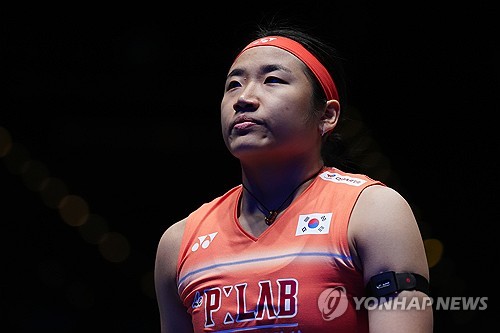 안세영은 7일(한국시간) 영국 버밍엄에 있는 유틸리타 아레나에서 열린 세계배드민턴연맹(BWF) 월드투어 전영 오픈(슈퍼 1000) 여자 단식 준결승에 진출했다.   안세영은 이날 열린 푸트리 쿠수마 와르다니(인도네시아·세계 6위)와의 여자 단식 8강전에서 2-0(21-11 21-14)으로 완승을 거뒀다.   안세영은 4강에 진출하며 지난해에 이어 대회 2연패, 나아가 2023시즌 우승과 함께 대회 통산 3회 우승 도전을 향해 순항했다. 연합뉴스