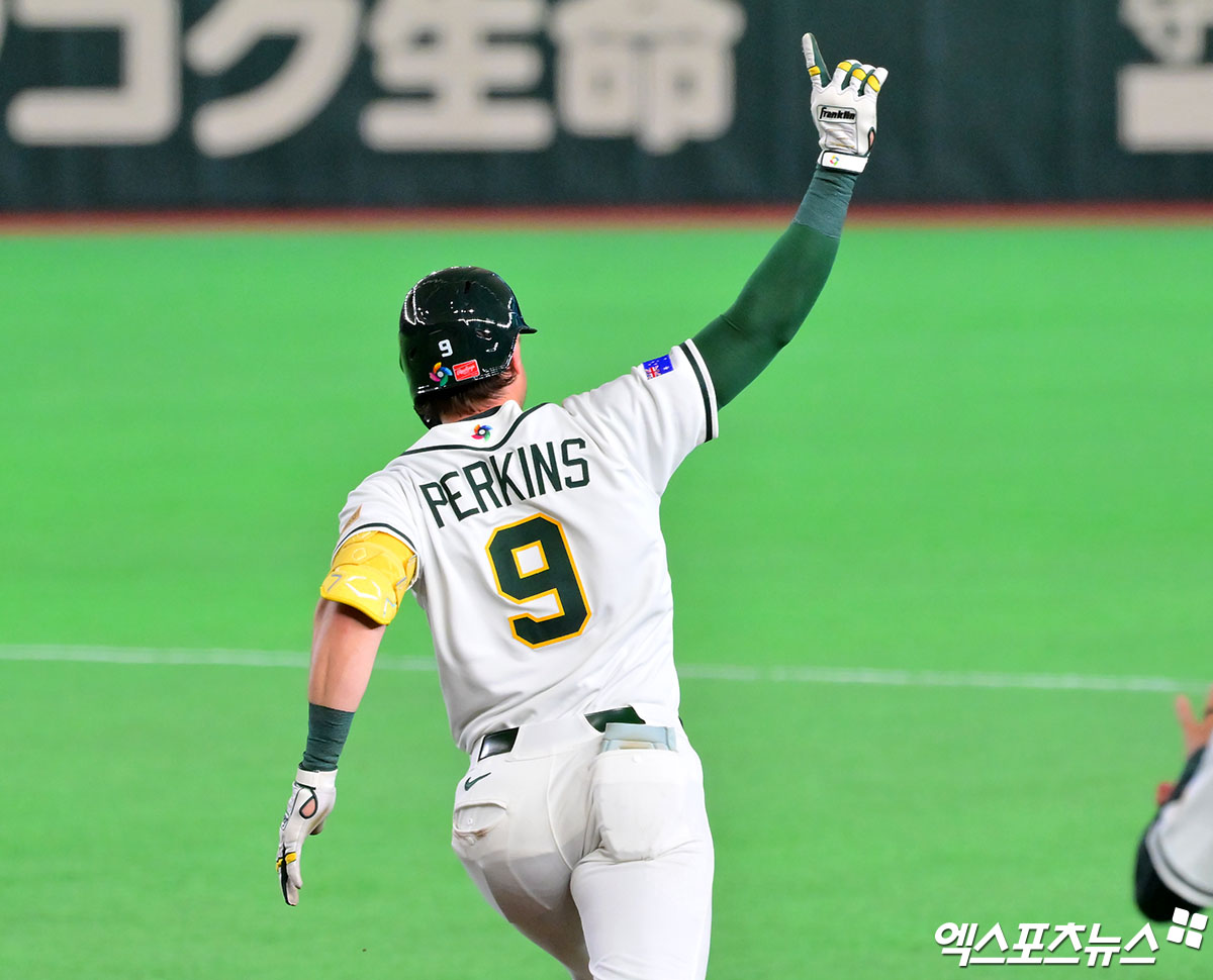 5일 오후 일본 도쿄돔에서 열린 2026 월드베이스볼클래식(WBC) C조 대만과 호주의 경기, 5회말 무사 1루 호주 퍼킨스가 투런 홈런을 날린 후 기뻐하고 있다. 엑스포츠뉴스 DB