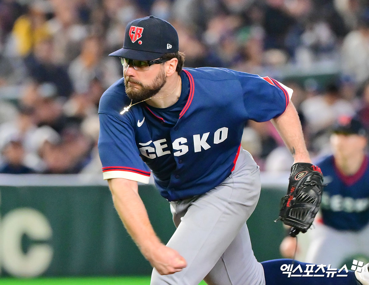 5일 오후 일본 도쿄돔에서 열린 2026 월드베이스볼클래식(WBC) C조 체코와 대한민국의 경기, 1회말 체코 선발투수 파디샤크가 공을 힘차게 던지고 있다. 도쿄, 김한준 기자