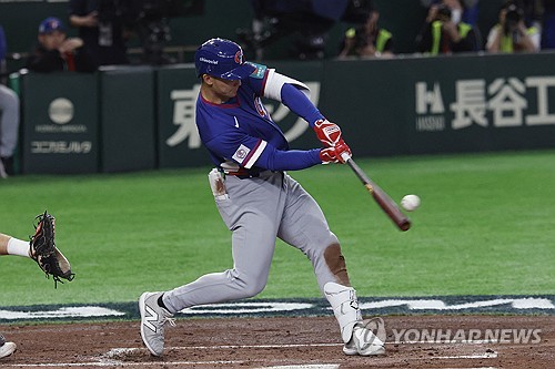 2026 월드베이스볼클래식(WBC)에 출전한 대만 야구대표팀이 3경기 만에 첫 승리를 챙겼다. 대만은 7일 일본 도쿄의 도쿄돔에서 열린 2026 WBC C조 조별리그 체코와 경기에서 14-0, 7회 콜드게임으로 이겼다. 앞서 5일 호주전(0-3)과 6일 일본전(0-13)에서 한 점도 내지 못하고 2연패 했던 대만은 체코를 제물로 첫 승리를 따냈다. 8일 정오 한국과 경기를 끝으로 조별리그를 마감하는 대만은 8강 진출 '경우의 수'를 유지하기 위한 유일한 방법인 '한국전 승리'를 위해 총력전을 펼칠 전망이다. 한국과 호주, 대만에 3연패 한 체코는 조별리그 탈락이 확정됐다. 연합뉴스