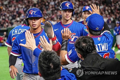 2026 월드베이스볼클래식(WBC)에 출전한 대만 야구대표팀이 3경기 만에 첫 승리를 챙겼다. 대만은 7일 일본 도쿄의 도쿄돔에서 열린 2026 WBC C조 조별리그 체코와 경기에서 14-0, 7회 콜드게임으로 이겼다. 앞서 5일 호주전(0-3)과 6일 일본전(0-13)에서 한 점도 내지 못하고 2연패 했던 대만은 체코를 제물로 첫 승리를 따냈다. 8일 정오 한국과 경기를 끝으로 조별리그를 마감하는 대만은 8강 진출 '경우의 수'를 유지하기 위한 유일한 방법인 '한국전 승리'를 위해 총력전을 펼칠 전망이다. 한국과 호주, 대만에 3연패 한 체코는 조별리그 탈락이 확정됐다. 연합뉴스