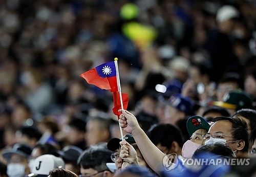 2026 월드베이스볼클래식(WBC)에 출전한 대만 야구대표팀이 3경기 만에 첫 승리를 챙겼다. 대만은 7일 일본 도쿄의 도쿄돔에서 열린 2026 WBC C조 조별리그 체코와 경기에서 14-0, 7회 콜드게임으로 이겼다. 앞서 5일 호주전(0-3)과 6일 일본전(0-13)에서 한 점도 내지 못하고 2연패 했던 대만은 체코를 제물로 첫 승리를 따냈다. 8일 정오 한국과 경기를 끝으로 조별리그를 마감하는 대만은 8강 진출 '경우의 수'를 유지하기 위한 유일한 방법인 '한국전 승리'를 위해 총력전을 펼칠 전망이다. 한국과 호주, 대만에 3연패 한 체코는 조별리그 탈락이 확정됐다. 연합뉴스