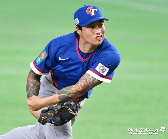 2026 월드베이스볼클래식(WBC)에 출전한 대만 야구대표팀이 3경기 만에 첫 승리를 챙겼다. 대만은 7일 일본 도쿄의 도쿄돔에서 열린 2026 WBC C조 조별리그 체코와 경기에서 14-0, 7회 콜드게임으로 이겼다. 앞서 5일 호주전(0-3)과 6일 일본전(0-13)에서 한 점도 내지 못하고 2연패 했던 대만은 체코를 제물로 첫 승리를 따냈다. 8일 정오 한국과 경기를 끝으로 조별리그를 마감하는 대만은 8강 진출 '경우의 수'를 유지하기 위한 유일한 방법인 '한국전 승리'를 위해 총력전을 펼칠 전망이다. 한국과 호주, 대만에 3연패 한 체코는 조별리그 탈락이 확정됐다. 도쿄, 김한준 기자