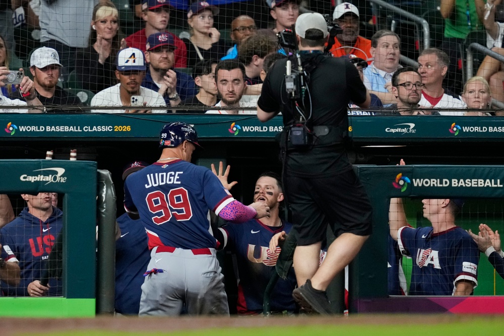 마크 데로사 감독이 이끄는 미국은 7일 미국 텍사스주 휴스턴의 다이킨파크에서 열린 2026 WBC 조별리그 B조 브라질과의 1차전에서 15-5로 승리했다. 마운드에서는 이정후(샌프란시스코 자이언츠)의 팀 동료인 로건 웹이 선발투수로 나와 4이닝 1피안타(1피홈런) 6탈삼진 1실점으로 호투를 펼치면서 승리투수가 됐다. 타선에서는 브라이스 투랑이 6타수 3안타 4타점 1득점으로 활약하며 팀 승리에 기여했다. 로만 앤서니(4타수 2안타 2타점 2볼넷 2득점), 카일 슈와버(4타수 2안타 2타점 2득점)도 팀의 기대에 부응했다. 연합뉴스