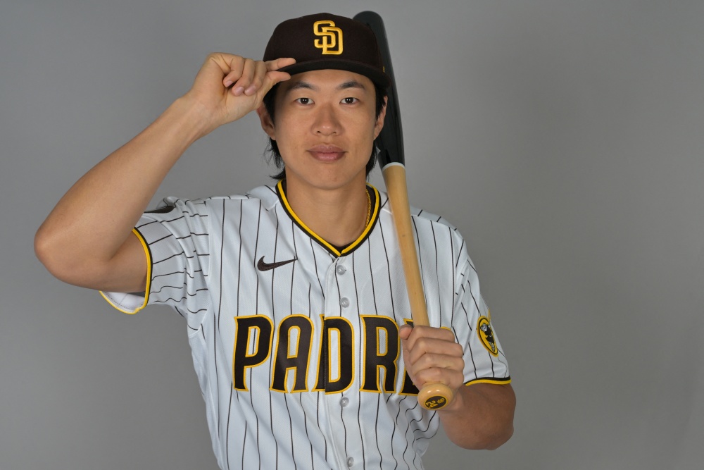 샌디에이고 파드리스 송성문이 6일 열린 2026 미국 메이저리그(MLB) 시애틀 매리너스와의 시범경기에서 옆구리 통증을 느끼면서 경기 도중 교체됐다. 크레이그 스태먼 샌디에이고 감독은 송성문의 몸 상태를 매일 지켜봐야 하고, 송성문이 새로운 환경에 적응하고 있다는 점을 생각할 것이라고 밝혔다. 송성문의 개막 로스터 합류 여부는 회복세에 따라 결정될 것으로 보인다. 연합뉴스