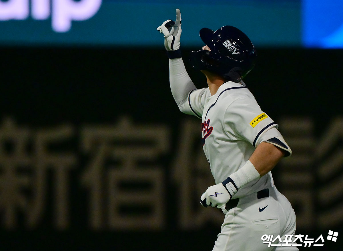 한국은 7일 오후 7시 일본 도쿄돔에서 열리는 WBC 조별리그 2차전에서 김도영(지명타자)~저마이 존스(좌익수)~이정후(중견수)~안현민(우익수)~셰이 위트컴(3루수)~문보경(1루수)~김주원(유격수)~박동원(포수)~김혜성(2루수)으로 이어지는 선발 타순으로 일본 선발 투수 좌완 기쿠치 유세이와 맞붙는다. 류지현 야구대표팀 감독은 '기쿠치는 데이터를 살펴봤는데 피안타율 자체는 좌타자와 우타자 차이가 크지 않았다. 하지만, 하드히트 비율을 보면 우타자가 43%, 좌타자가 35%로 우타가 조금 유리한 지표가 나왔다. 쿠치의 주 구종이 슬라이더라 우타자 쪽이 상대적으로 유리하다고 판단했다'고 했다. 도쿄, 김한준 기자