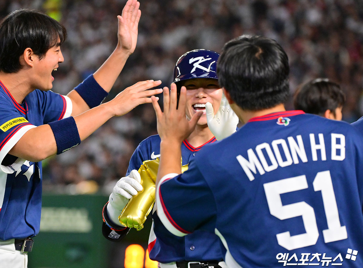 7일 오후 일본 도쿄돔에서 열린 2026 월드베이스볼클래식(WBC) C조 한국과 일본의 경기, 4회초 1사 1루 한국 김혜성이 투런 홈런을 날린 후 기뻐하고 있다. 도쿄, 김한준 기자