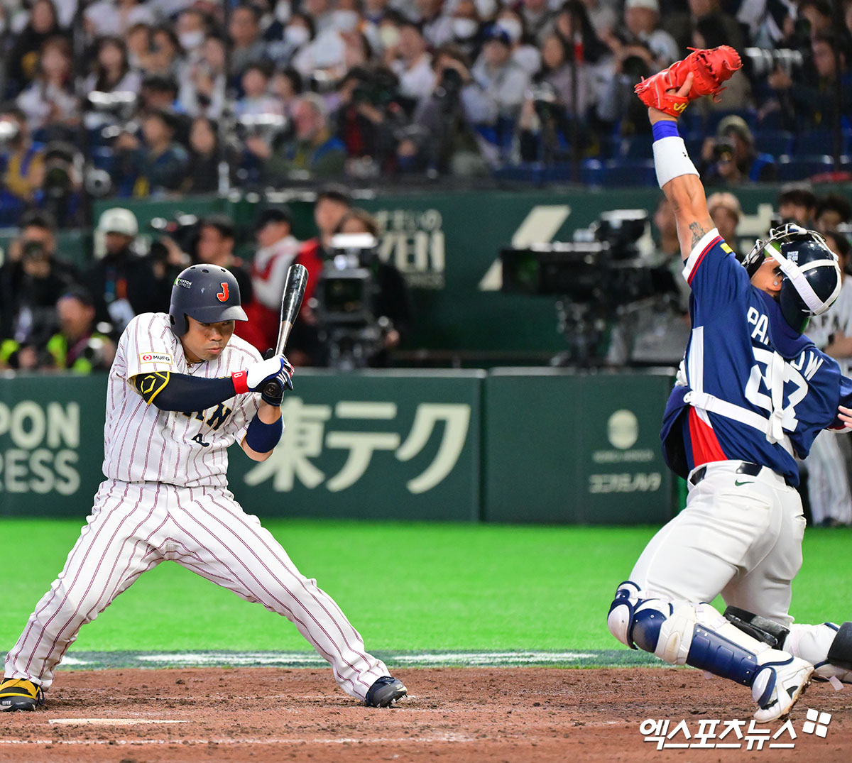 7일 오후 일본 도쿄돔에서 열린 2026 월드베이스볼클래식(WBC) C조 한국과 일본의 경기, 7회말 2사 1,3루 한국 박동원이 김영규의 높은 공을 잡고 있다. 도쿄, 김한준 기자