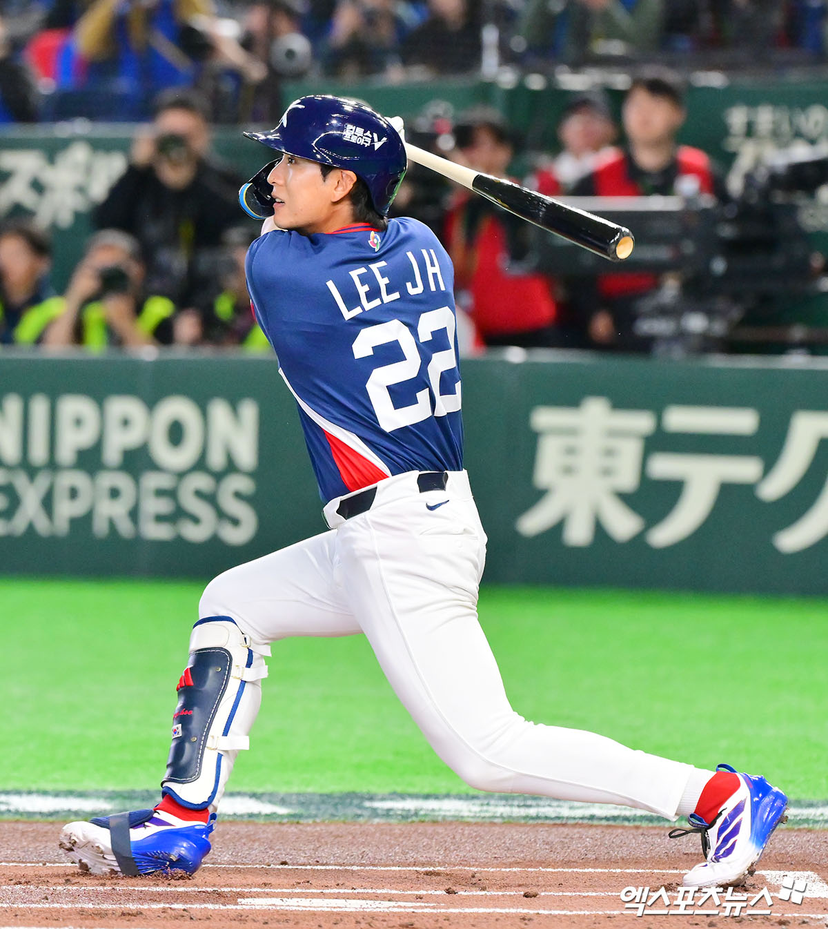 2026 월드베이스볼클래식(WBC) 한국 야구대표팀이 일본 야구대표팀를 상대로 경기 중반까지 팽팽한 흐름을 이어가다 역전패를 당했다. 동시에 2015년 이후 최근 10년 동안 이어지는 한일전 11연패 수렁에 빠졌다. 한국은 7일 일본 도쿄돔에서 2026 WBC C조 조별리그 2차전 한일전을 치러 6-8로 패했다. 조별리그 1승1패를 기록한 한국은 오는 8일 정오 대만과 3차전을 치른다. 한국은 4회초 김혜성의 투런포로 5-5를 만들었으나 7회말 김영규가 등판한 뒤 밀어내기 볼넷과 2타점 중전 적시타를 맞아 순식간에 5-8로 점수 차가 벌어지고 패색이 짙어졌다. 도쿄, 김근한 기자 