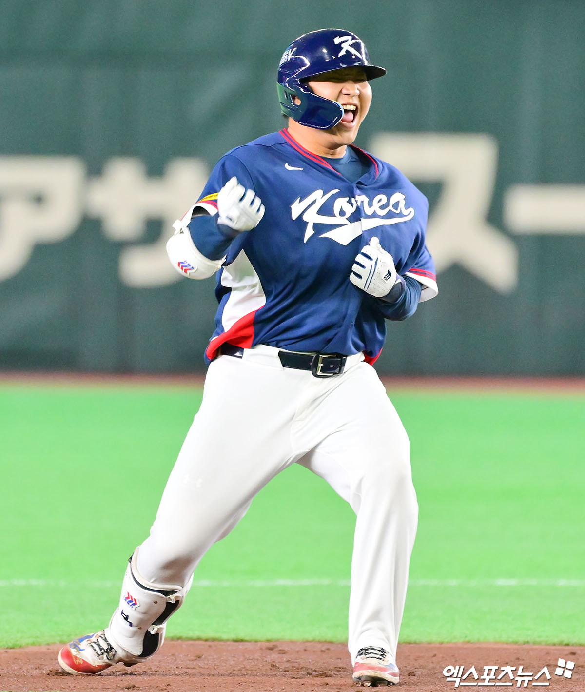 2026 월드베이스볼클래식(WBC) 한국 야구대표팀이 일본 야구대표팀를 상대로 경기 중반까지 팽팽한 흐름을 이어가다 역전패를 당했다. 동시에 2015년 이후 최근 10년 동안 이어지는 한일전 11연패 수렁에 빠졌다. 한국은 7일 일본 도쿄돔에서 2026 WBC C조 조별리그 2차전 한일전을 치러 6-8로 패했다. 조별리그 1승1패를 기록한 한국은 오는 8일 정오 대만과 3차전을 치른다. 한국은 4회초 김혜성의 투런포로 5-5를 만들었으나 7회말 김영규가 등판한 뒤 밀어내기 볼넷과 2타점 중전 적시타를 맞아 순식간에 5-8로 점수 차가 벌어지고 패색이 짙어졌다. 도쿄, 김근한 기자 