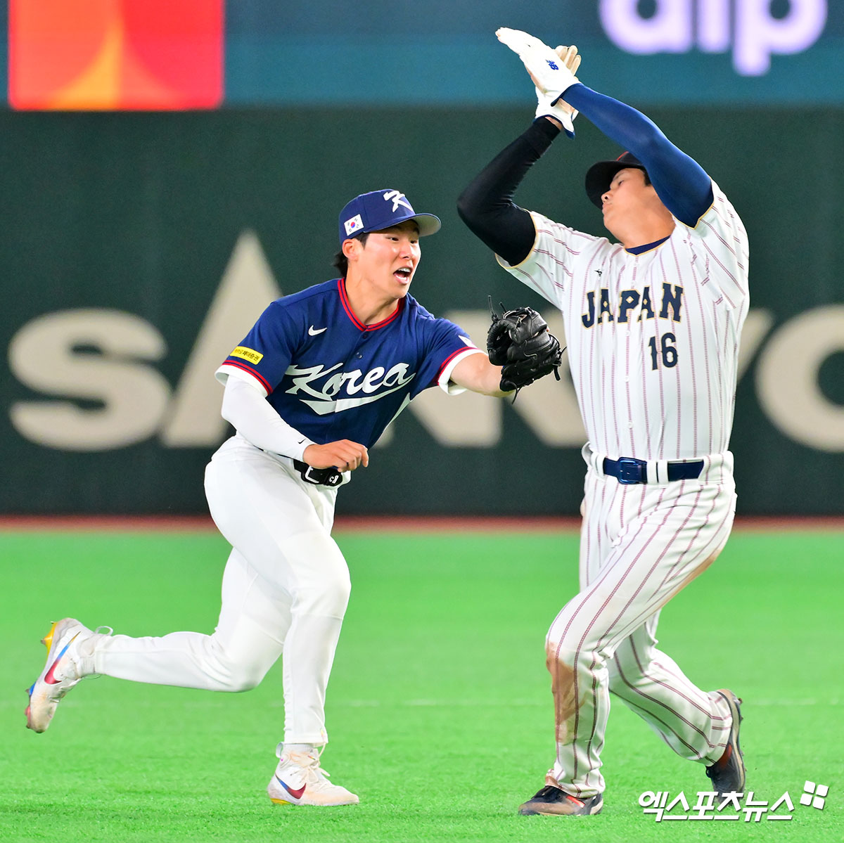 2026 월드베이스볼클래식(WBC) 한국 야구대표팀이 일본 야구대표팀를 상대로 경기 중반까지 팽팽한 흐름을 이어가다 역전패를 당했다. 동시에 2015년 이후 최근 10년 동안 이어지는 한일전 11연패 수렁에 빠졌다. 한국은 7일 일본 도쿄돔에서 2026 WBC C조 조별리그 2차전 한일전을 치러 6-8로 패했다. 조별리그 1승1패를 기록한 한국은 오는 8일 정오 대만과 3차전을 치른다. 한국은 4회초 김혜성의 투런포로 5-5를 만들었으나 7회말 김영규가 등판한 뒤 밀어내기 볼넷과 2타점 중전 적시타를 맞아 순식간에 5-8로 점수 차가 벌어지고 패색이 짙어졌다. 도쿄, 김근한 기자 