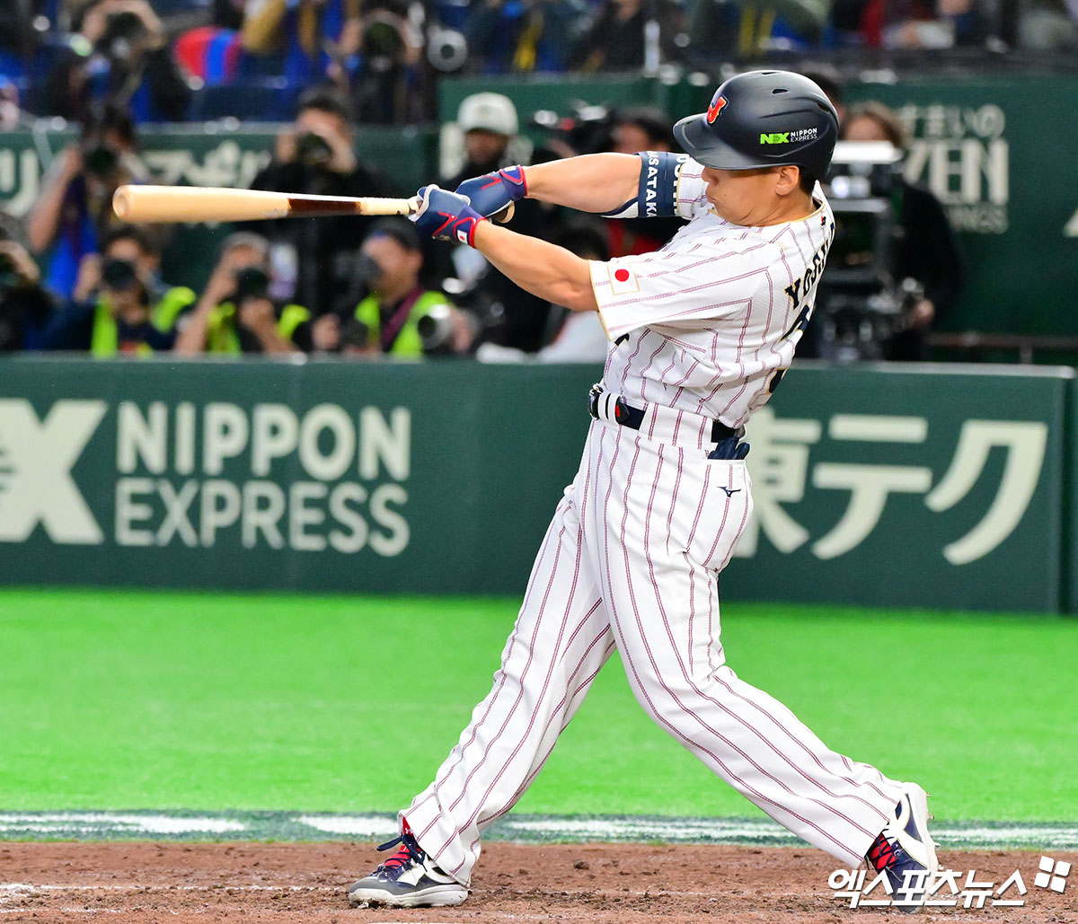7일 오후 일본 도쿄돔에서 열린 2026 월드베이스볼클래식(WBC) C조 한국과 일본의 경기, 7회말 2사 만루 일본 요시다가 2타점 적시타를 날리고 있다. 도쿄, 김한준 기자