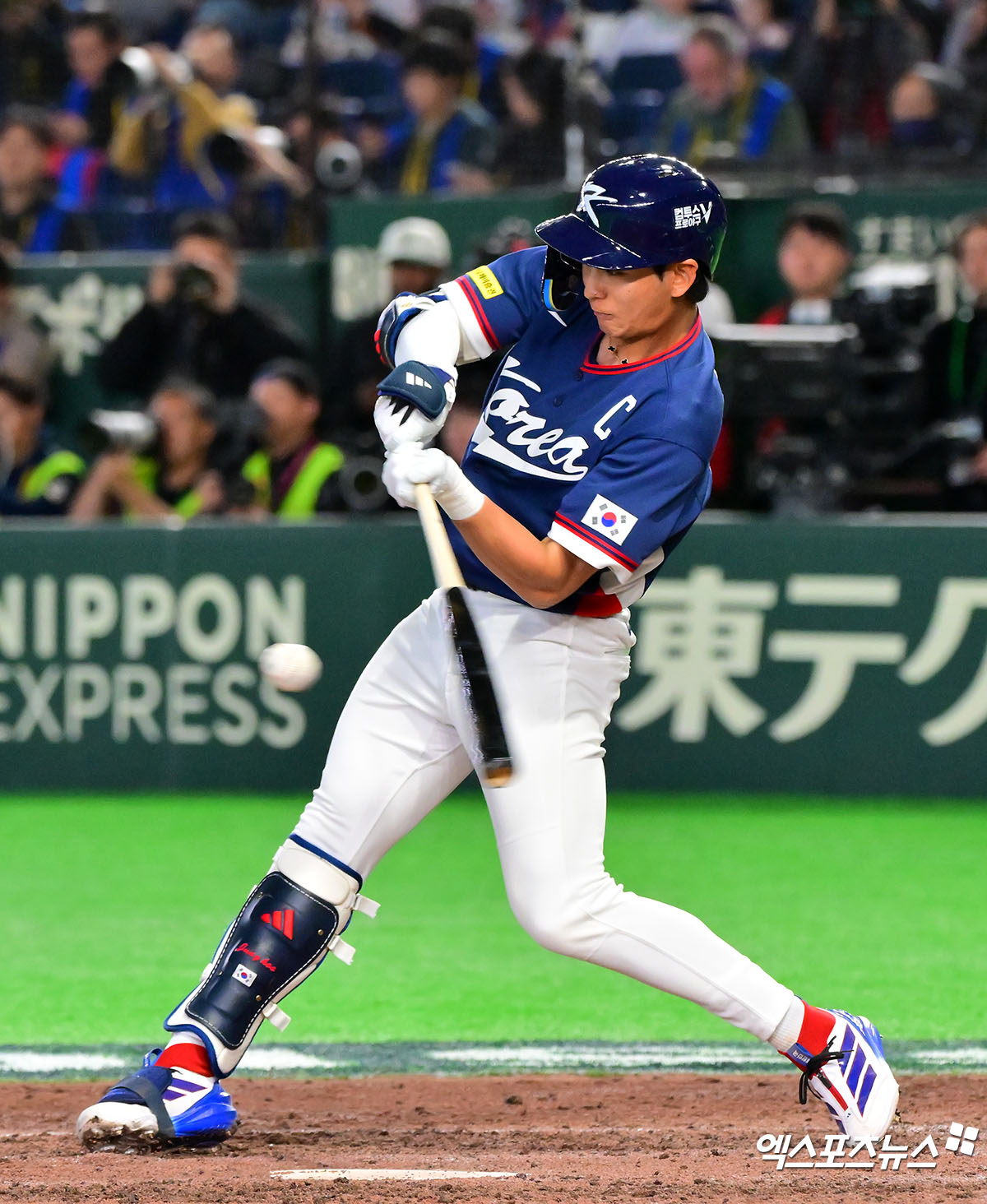 7일 오후 일본 도쿄돔에서 열린 2026 월드베이스볼클래식(WBC) C조 한국과 일본의 경기, 8회초 한국 이정후가 2루타를 날리고 있다. 도쿄, 김한준 기자