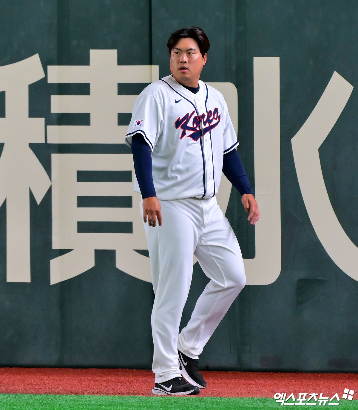 한국은 오는 8일 정오 일본 도쿄돔에서 대만과 2026 월드베이스볼클래식(WBC) C조 조별리그 3차전을 치른다. 류지현 야구대표팀 감독은 대만전 선발 투수로 류현진을 예고했다. 일본과의 한일전 석패 뒤 중요한 승부처가 될 대만전에 베테랑 에이스 카드를 꺼내 들었다. 류현진이 도쿄돔 마운드에 서는 건 2009년 WBC 대회 대만전 이후 무려 17년 만이다. 당시 류현진은 대회에서 한국의 핵심 선발 투수로 활약하며 준우승에 힘을 보탰다. 류현진은 이번 대회에서도 베테랑다운 경험을 앞세워 대표팀 투수조를 이끌고 있다. 특히 도쿄돔은 홈런이 잘 나오는 구장으로 류현진 특유의 정교한 제구와 완급 조절이 중요해질 전망이다. 도쿄, 김한준 기자