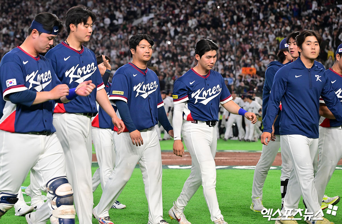 7일 오후 일본 도쿄돔에서 열린 2026 월드베이스볼클래식(WBC) C조 한국과 일본의 경기, 한국이 일본에 6:8로 패배했다.  경기종료 후 한국 선수들이 아쉬워하고 있다. 도쿄, 김한준 기자