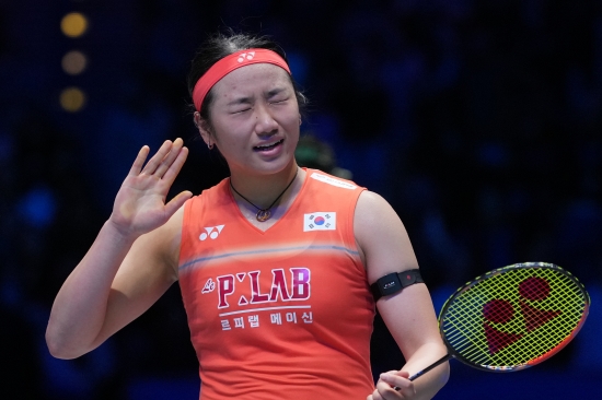 배드민턴 여자단식 세계 1위 안세영은 8일 영국 버밍엄 유틸리타 아레나에서 열린 세계배드민턴연맹(BWF) 월드투어 2026 전영 오픈(슈퍼 1000) 여자단식 준결승에서 세계랭킹 3위 천위페이(중국)에 게임스코어 2-1(20-22 21-9 21-12) 역전승을 거뒀다. 안세영은 1게임만 해도 샷이 길고 범실이 많아 고전했으나 2~3게임부터 몸이 풀려 천위페이를 압도헸다. 안세영보다 4살 많은 천위페이는 2게임 중반부터 체력이 급격히 떨어지면서 스스로 무너졌다. 안세영은 이날 승리를 통해 최근 36연승을 질주했다. 결승에서 우승하면 한국 선수 첫 전영 오픈 단식 2연패 역사를 쓰게 된다. 연합뉴스