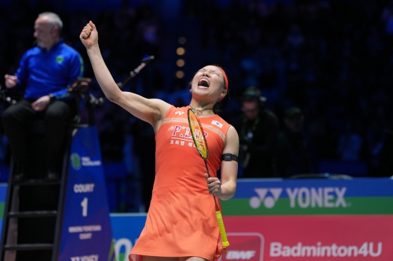 배드민턴 여자단식 세계 1위 안세영은 8일 영국 버밍엄 유틸리타 아레나에서 열린 세계배드민턴연맹(BWF) 월드투어 2026 전영 오픈(슈퍼 1000) 여자단식 준결승에서 세계랭킹 3위 천위페이(중국)에 게임스코어 2-1(20-22 21-9 21-12) 역전승을 거뒀다. 안세영은 1게임만 해도 샷이 길고 범실이 많아 고전했으나 2~3게임부터 몸이 풀려 천위페이를 압도헸다. 안세영보다 4살 많은 천위페이는 2게임 중반부터 체력이 급격히 떨어지면서 스스로 무너졌다. 안세영은 이날 승리를 통해 최근 36연승을 질주했다. 결승에서 우승하면 한국 선수 첫 전영 오픈 단식 2연패 역사를 쓰게 된다. 연합뉴스