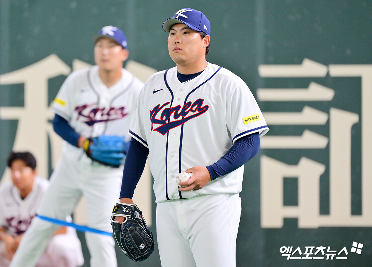 한국은 8일 정오부터 일본 도쿄돔에서 2026 WBC C조 조별리그 대만과 세 번째 경기에 임한다. 한국은 김도영(3루수)~저마이 존스(좌익수)~이정후(중견수)~안현민(우익수)~문보경(지명타자)~셰이 위트컴(1루수)~김주원(유격수)~박동원(포수)~김혜성(2루수)으로 이어지는 선발 타순을 앞세워 대만 선발 투수 구린루이양과 맞붙는다. 한국 선발 투수는 류현진이다. 류지현 감독은 '현재 시점에서 한국이 가장 믿을 수 있는 투수가 류현진'이라며 '오늘 경기에서 긴 이닝을 소화해 주고 경기를 잘 마무리해 준다면 이후 일정까지 좋은 흐름으로 이어질 수 있을 것'이라고 기대했다. 도쿄, 김한준 기자