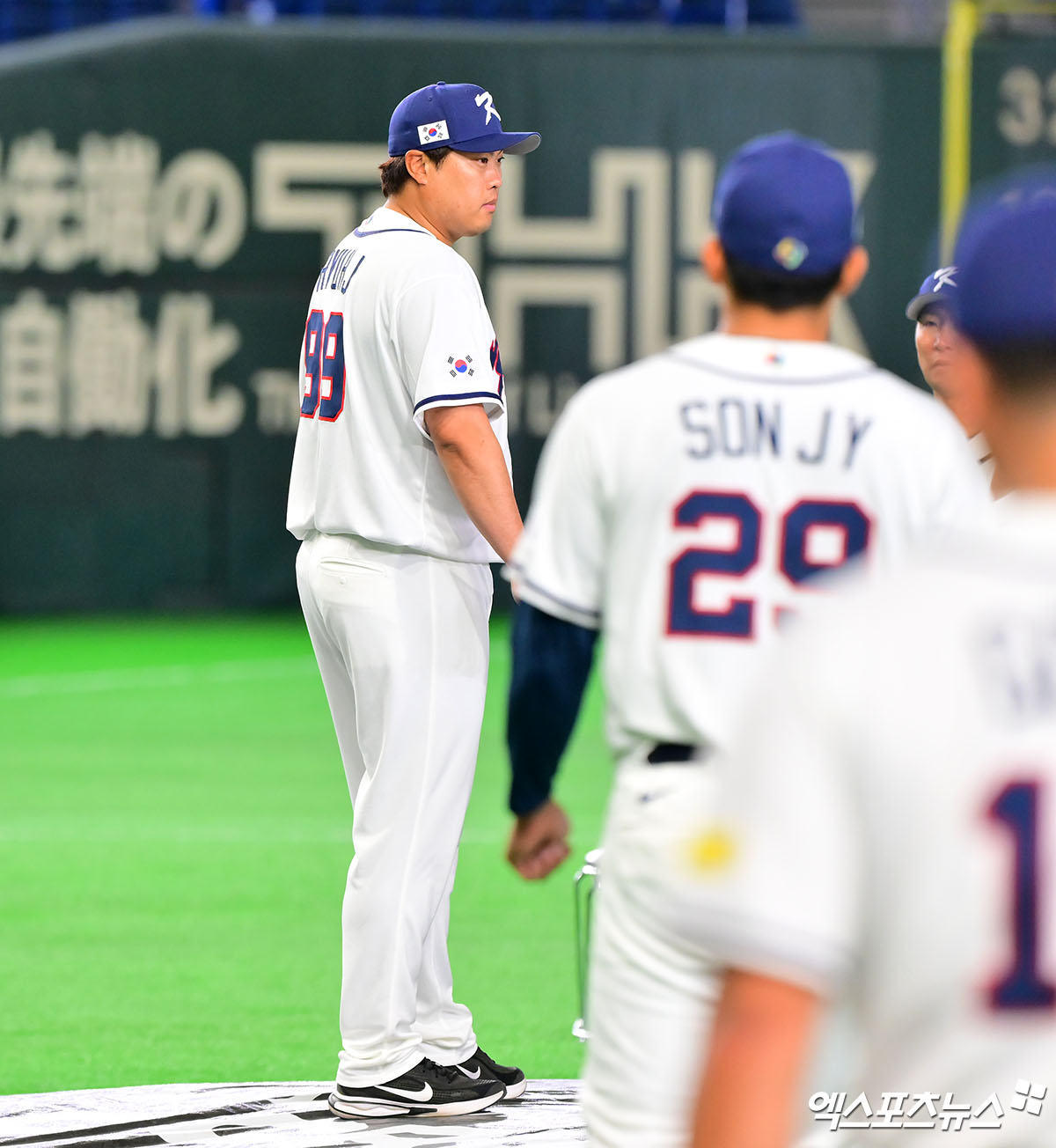 한국은 8일 정오부터 일본 도쿄돔에서 2026 WBC C조 조별리그 대만과 세 번째 경기에 임한다. 한국은 김도영(3루수)~저마이 존스(좌익수)~이정후(중견수)~안현민(우익수)~문보경(지명타자)~셰이 위트컴(1루수)~김주원(유격수)~박동원(포수)~김혜성(2루수)으로 이어지는 선발 타순을 앞세워 대만 선발 투수 구린루이양과 맞붙는다. 한국 선발 투수는 류현진이다. 류지현 감독은 '현재 시점에서 한국이 가장 믿을 수 있는 투수가 류현진'이라며 '오늘 경기에서 긴 이닝을 소화해 주고 경기를 잘 마무리해 준다면 이후 일정까지 좋은 흐름으로 이어질 수 있을 것'이라고 기대했다. 도쿄, 김한준 기자