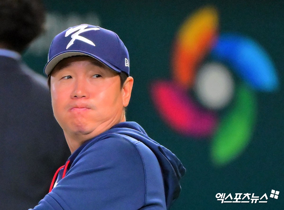 한국은 8일 정오부터 일본 도쿄돔에서 2026 WBC C조 조별리그 대만과 세 번째 경기에 임한다. 한국은 김도영(3루수)~저마이 존스(좌익수)~이정후(중견수)~안현민(우익수)~문보경(지명타자)~셰이 위트컴(1루수)~김주원(유격수)~박동원(포수)~김혜성(2루수)으로 이어지는 선발 타순을 앞세워 대만 선발 투수 구린루이양과 맞붙는다. 한국 선발 투수는 류현진이다. 류지현 감독은 '현재 시점에서 한국이 가장 믿을 수 있는 투수가 류현진'이라며 '오늘 경기에서 긴 이닝을 소화해 주고 경기를 잘 마무리해 준다면 이후 일정까지 좋은 흐름으로 이어질 수 있을 것'이라고 기대했다. 도쿄, 김한준 기자