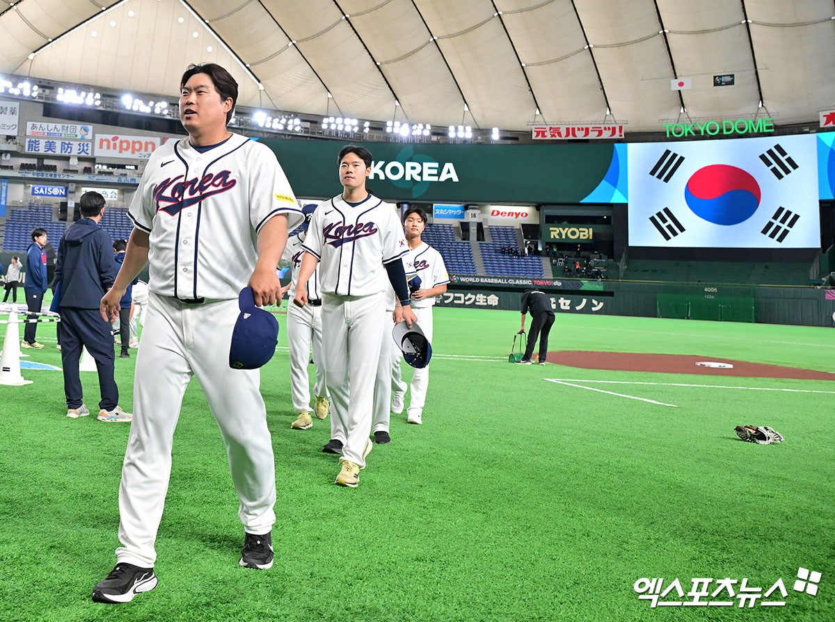 한국은 8일 정오부터 일본 도쿄돔에서 2026 WBC C조 조별리그 대만과 세 번째 경기에 임한다. 한국은 김도영(3루수)~저마이 존스(좌익수)~이정후(중견수)~안현민(우익수)~문보경(지명타자)~셰이 위트컴(1루수)~김주원(유격수)~박동원(포수)~김혜성(2루수)으로 이어지는 선발 타순을 앞세워 대만 선발 투수 구린루이양과 맞붙는다. 한국 선발 투수는 류현진이다. 류지현 감독은 '현재 시점에서 한국이 가장 믿을 수 있는 투수가 류현진'이라며 '오늘 경기에서 긴 이닝을 소화해 주고 경기를 잘 마무리해 준다면 이후 일정까지 좋은 흐름으로 이어질 수 있을 것'이라고 기대했다. 도쿄, 김한준 기자