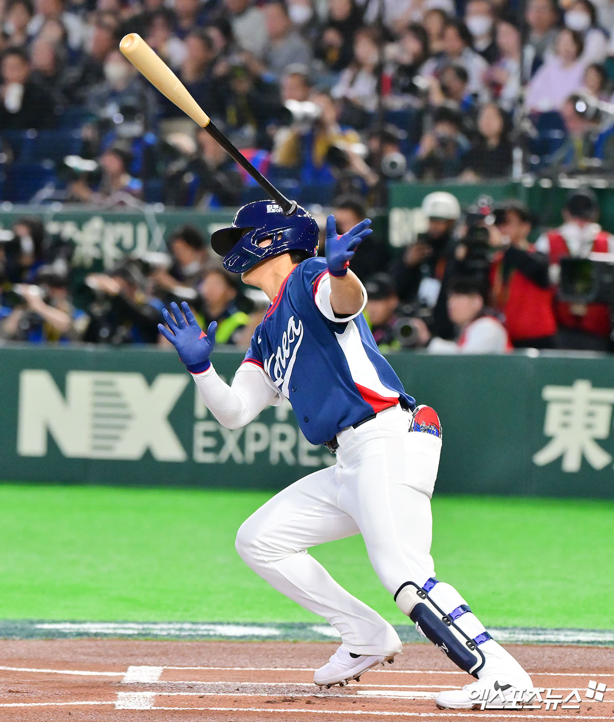 한국 야구대표팀 내야수 김도영(KIA 타이거즈)이 2026 월드베이스볼클래식(WBC) 대만전에 3루수로 나선다. 김도영은 8일 정오 일본 도쿄 도쿄돔에서 열리는 2026 WBC C조 조별리그 대만전을 앞두고 취재진과 만나 '수비는 언제든 나갈 수 있도록 준비해왔다. 9이닝을 소화하는 데 문제가 없다'고 밝혔다. 앞서 5일 체코전과 7일 일본전에 모두 지명타자로 출전했던 김도영은 이날 처음으로 수비 장갑을 낀다. 전날 코치진으로부터 통보받았고, 이날 오전 라인업을 통해 확인했다. 도쿄, 김한준 기자