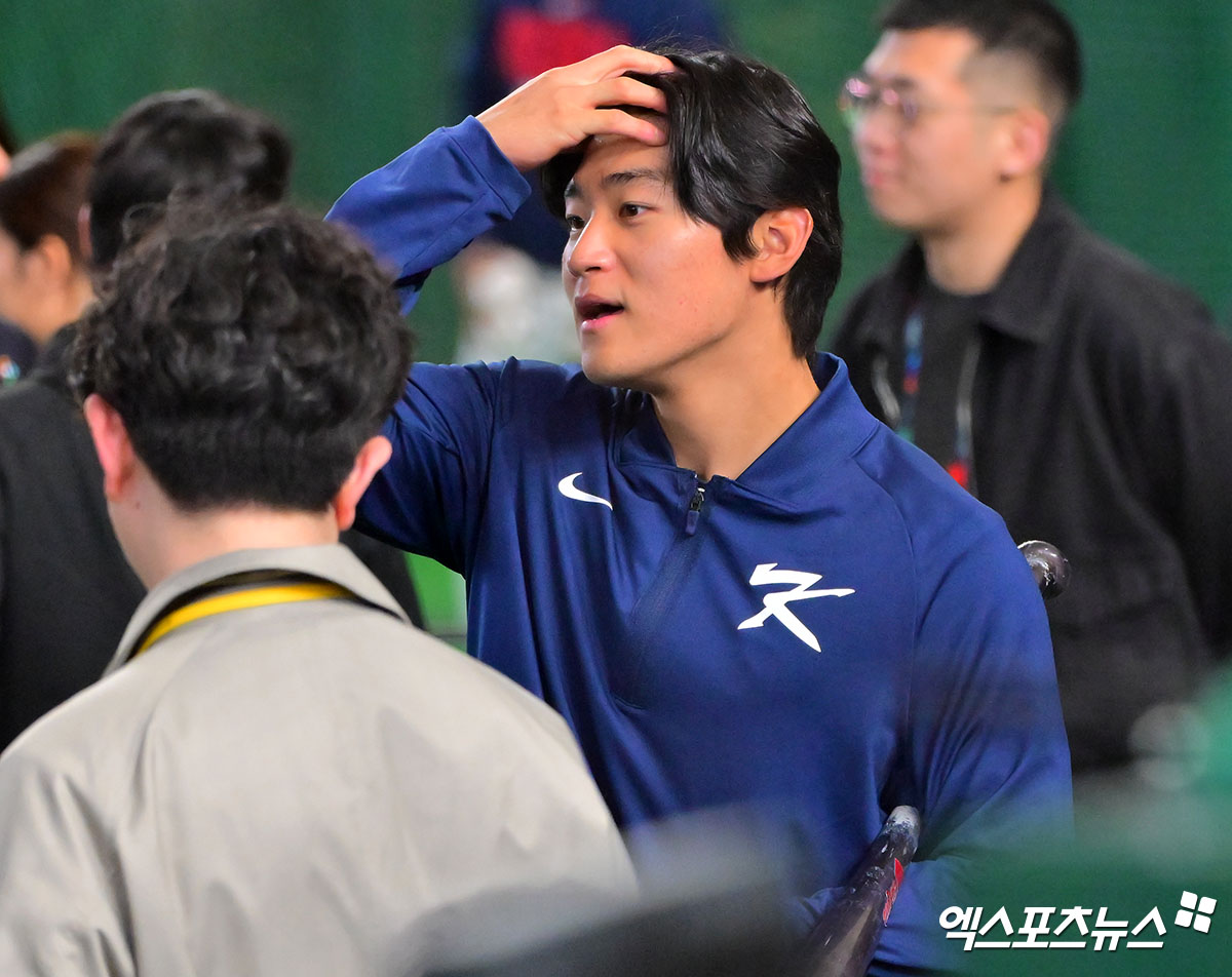 한국 야구대표팀 내야수 김도영(KIA 타이거즈)이 2026 월드베이스볼클래식(WBC) 대만전에 3루수로 나선다. 김도영은 8일 정오 일본 도쿄 도쿄돔에서 열리는 2026 WBC C조 조별리그 대만전을 앞두고 취재진과 만나 '수비는 언제든 나갈 수 있도록 준비해왔다. 9이닝을 소화하는 데 문제가 없다'고 밝혔다. 앞서 5일 체코전과 7일 일본전에 모두 지명타자로 출전했던 김도영은 이날 처음으로 수비 장갑을 낀다. 전날 코치진으로부터 통보받았고, 이날 오전 라인업을 통해 확인했다. 도쿄, 김한준 기자