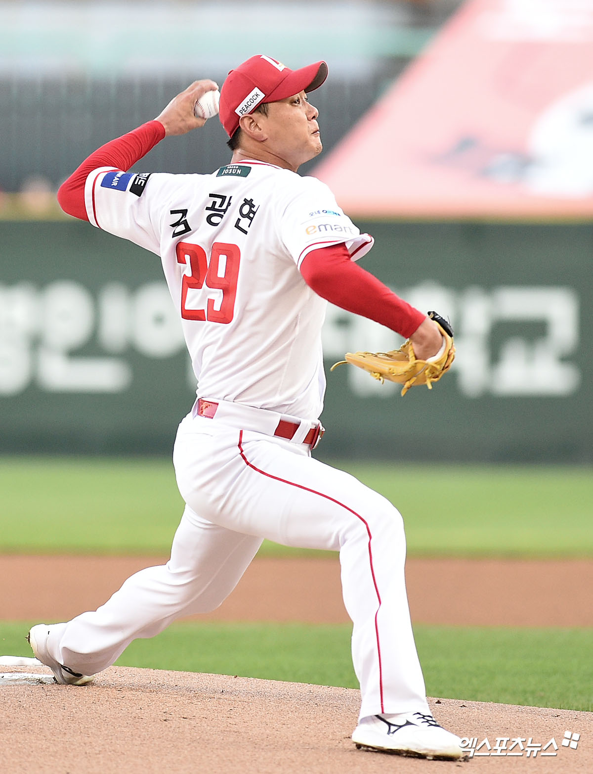 어깨 통증으로 스프링캠프 도중 조기귀국한 SSG 랜더스 김광현이 9일부터 약 2주간 일본에서 전문 재활 프로그램을 진행한다. SSG 구단에 따르면 김광현은 정밀 검진을 받은 결과 좌측 어깨 후방 부위의 골극 소견으로 인한 통증이 확인됐다. 엑스포츠뉴스 DB