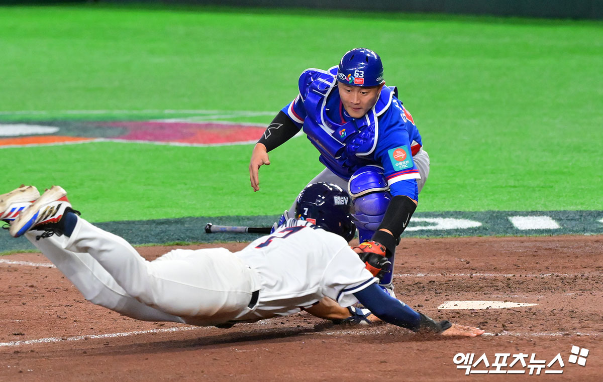 한국 야구가 대만에 덜미를 잡히면서 월드베이스볼클래식(WBC) 8강 진출이 불투명해졌다. 한국은 8일 일본 도쿄돔에서 열린 2026 WBC 조별리그 C조 대만과 경기에서 10회 승부치기 접전 끝에 4-5로 졌다. 1승 2패에 그친 한국은 9일 오후 7시 같은 장소에서 호주(2승)와 조별리그 최종전을 치른다. 만일 호주가 8일 오후 7시 일본(2승)과 경기에서 이기면 한국은 조별리그에서 탈락한다. 호주가 일본에 질 경우, 한국이 9일 호주를 제압하면 한국과 대만, 호주가 2승 2패 동률이 된다. 도쿄, 김한준 기자