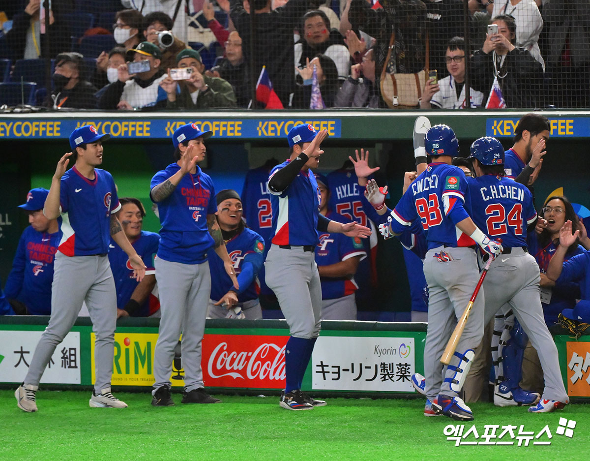 한국 야구가 대만에 덜미를 잡히면서 월드베이스볼클래식(WBC) 8강 진출이 불투명해졌다. 한국은 8일 일본 도쿄돔에서 열린 2026 WBC 조별리그 C조 대만과 경기에서 10회 승부치기 접전 끝에 4-5로 졌다. 1승 2패에 그친 한국은 9일 오후 7시 같은 장소에서 호주(2승)와 조별리그 최종전을 치른다. 만일 호주가 8일 오후 7시 일본(2승)과 경기에서 이기면 한국은 조별리그에서 탈락한다. 호주가 일본에 질 경우, 한국이 9일 호주를 제압하면 한국과 대만, 호주가 2승 2패 동률이 된다. 도쿄, 김한준 기자